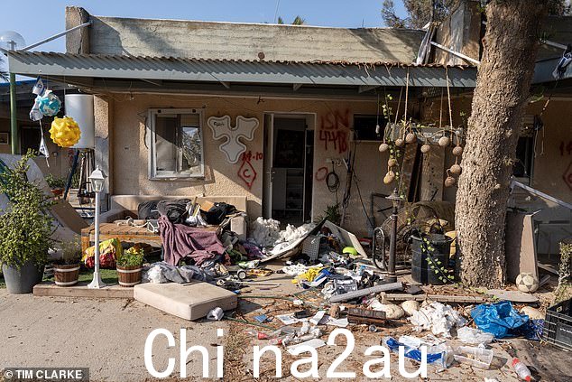 破坏和破坏:P以色列南部基布兹遭受残酷袭击后,个人财产散落在地上