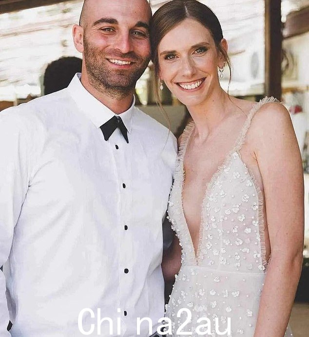 Itay 和 Hadar Berdichevsky 的结婚照,他们勇敢地将 10 个月大的双胞胎保护在家里,然后恐怖分子在以色列南部的卡法阿扎谋杀了他们。