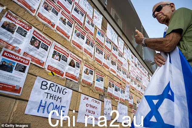 抗议者在特拉维夫基里亚以色列国防军总部外张贴海报,上面写着据称被哈马斯绑架的人的姓名和面孔