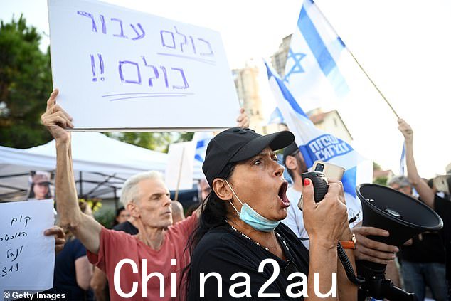 抗议者聚集在特拉维夫基里亚地区,要求本杰明·内塔尼亚胡辞职,因为他未能将以色列人质从加沙地带带回家