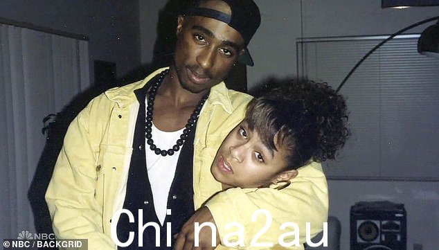 Soulmates:在与《人物》杂志谈论她的“灵魂伴侣”Tupac Shakur 时,她又抛出了另一个重磅炸弹:她透露已故 All Eyez on Me 说唱歌手患有脱发症