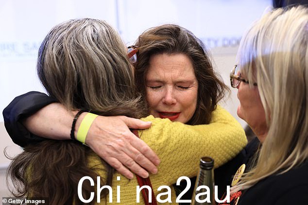 周六晚上主持人与 Peter Overton 一起主持第九频道的公投现场报道