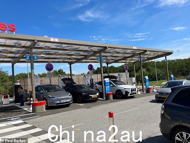 Paul 说在法国的两周里他只给宝马充电他们在购物时有时会去超市