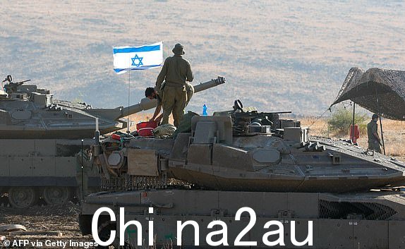 以色列梅卡瓦坦克位于2023 年 10 月 15 日，以色列北部靠近黎巴嫩边境的地方。（摄影：Jalaa MAREY / 法新社）（摄影：JALAA MAREY / 法新社，盖蒂图片社）
