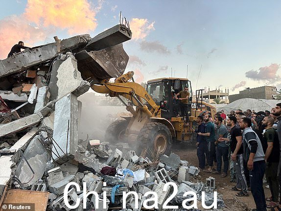 巴勒斯坦人致力于2023 年 10 月 15 日，加沙地带中部一座被以色列袭击摧毁的房屋废墟下，他们正在清除残骸，寻找伤员。REUTERS/Mohammed Fayq Abu Mostafa