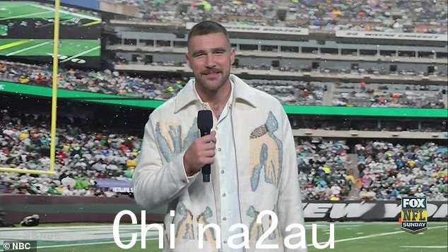 惊喜!34 岁的特拉维斯·凯尔斯 (Travis Kelce) 也在《周六夜现场》第 49 季首播集中客串了一个小品,戏弄了他与泰勒·斯威夫特 (Taylor Swift) 公开的恋情