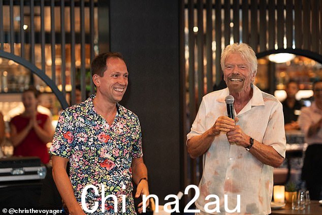 DeSalvo 先生庆祝与 Virgin Voyages 一起航行一周年。与 Richard Branson 爵士的会面是锦上添花