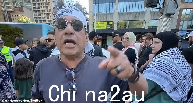 一名亲巴勒斯坦抗议者(如图)周日使用了令人震惊的暴力反犹太语言,然后向一名警察声称他在澳大利亚空军基地工作