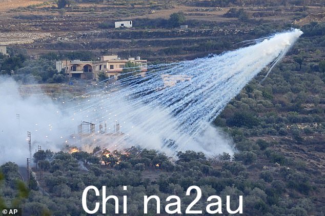 昨天,以色列炮弹在黎巴嫩边境村庄 al-Bustan 的一座房屋上空爆炸