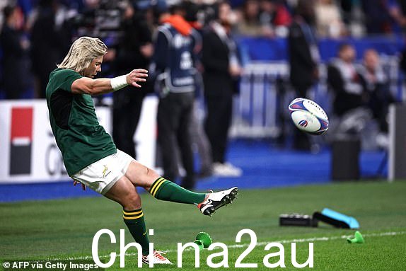 南非的 scrum-half Faf de Klerk 在比赛中踢球2023 年 10 月 15 日,法国队与南非队在巴黎郊区圣但尼的法兰西体育场举行的 2023 年法国橄榄球世界杯四分之一决赛前热身。(摄影:Anne-Christine POUJOULAT / 法新社)(摄影:ANNE-CHRISTINE POUJOULAT/法新社,来自 Getty Images)