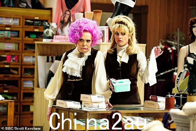 有人为您提供服务吗?演员雪莉·休森 (Sherrie Hewson) 饰演店员斯洛科姆夫人 (左),尼基·沃德利 (Niky Wardley) 饰演勃拉姆斯小姐