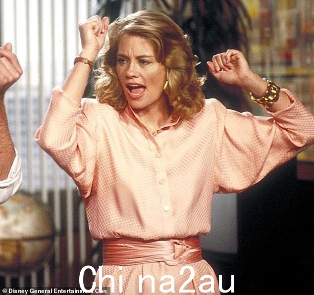 心爱的女演员 Cybill Shepherd 扮演 Maddie Hayes 的角色 - 一位富有的前模特,发现她的业务经理偷走了她所有的钱在银行 - 在 Moonlighting 系列中