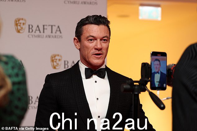 Hunky:美女与野兽明星的盐和胡椒头发完美地被喝醉了,还留着一些设计师胡茬