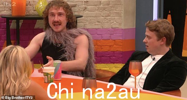从经验来看:老大哥的马蒂(左)在周日的剧集中告诉室友奥利维亚改变她对开放关系的看法,从而引起了观众的意见分歧