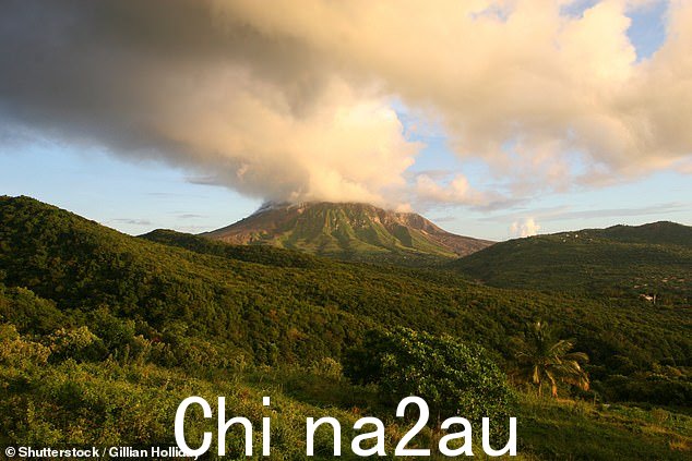 这两张图片展示的是蒙特塞拉特岛苏弗里耶尔活火山的景色