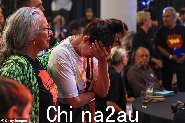如图:是的,悉尼的支持者对周六晚上的公投结果做出反应