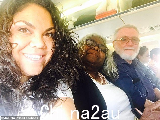 Jacinta Price 将袭击她母亲 Bess Nampijinpa 和父亲 David Price 的事件归咎于“讨厌的当地人”(如图中右上图,参议员 Price,左)