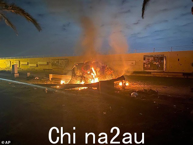 伊拉克总理新闻办公室在致命空袭后在巴格达国际机场展示一辆燃烧的车辆,据透露是杀死苏莱曼尼的车辆
