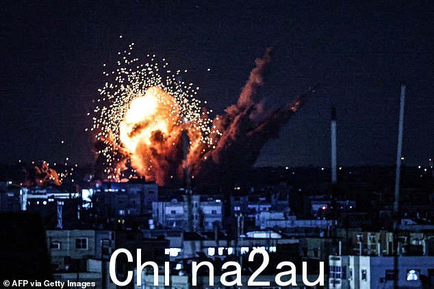 2023 年 10 月 15 日,以色列对加沙地带南部拉法发动袭击,建筑物上空升起火球和烟雾。以色列对加沙的哈马斯武装分子发动了一场毁灭性的空袭他们于 10 月 7 日对以色列发动残酷袭击,造成以色列 1,400 多人死亡