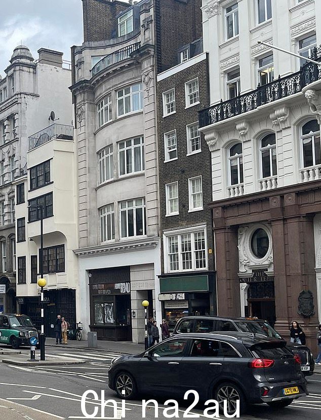 Simon Lyons 和 Farid Alizadeh 的 Enstar Capital Ltd 参与了将前办公室改造成耗资 2000 万英镑的豪华公寓开发项目(如图),位于皇家法院对面,位于2015 年,伦敦市中心斯特兰德