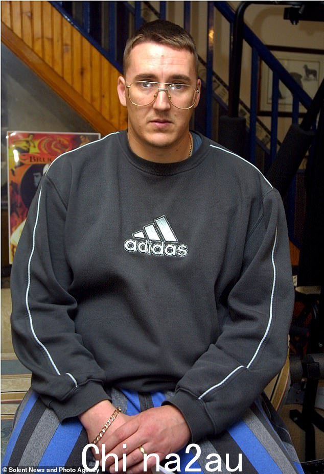 大卫·吉布森 (David Gibson) 于 2004 年因在南安普敦家中的厨房地板上窒息 32 岁的妻子贝琳达 (Belinda) 而被判终身监禁,当时她恳求宽恕