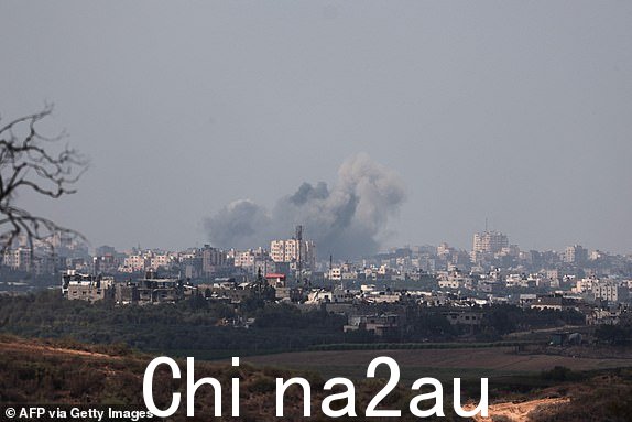 编者注：图文内容 / 2023 年 10 月 16 日在以色列南部小镇斯德罗特拍摄的照片显示，在以色列与巴勒斯坦组织哈马斯之间持续不断的战斗中，以色列发动军事打击后，加沙地带北部升起滚滚浓烟。自 2023 年 10 月 7 日以来，巴勒斯坦哈马斯武装分子发动突然袭击进入以色列，导致以色列于 10 月 8 日向加沙地带飞地的哈马斯宣战，自 2023 年 10 月 7 日以来，已有数千人死亡，其中包括以色列人和巴勒斯坦人。（摄影：JACK GUEZ / 法新社） （JACK GUEZ/法新社通过 Getty Images 拍摄）