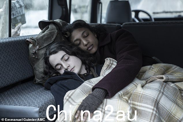 休息:弥赛亚人物劳伦特和西尔维在前往巢穴时休息了一会儿