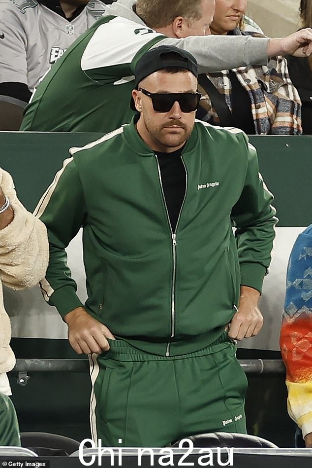 这位 NFL 球星在比赛中穿着绿色运动服观看他的兄弟 Jason 比赛