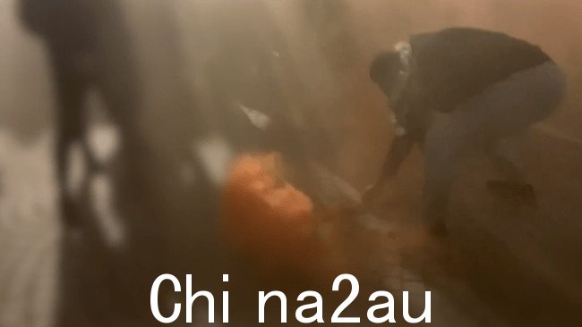 该男子在镜头中投掷照明弹。图片:新南威尔士州警方