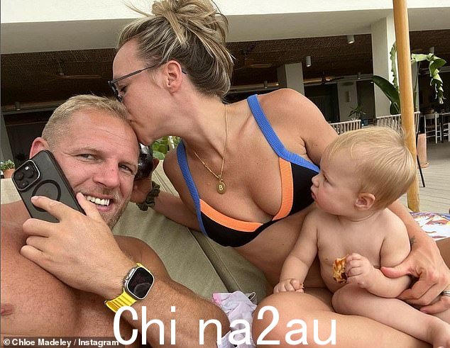 家庭:克洛伊 (Chloe) 最近公开谈论了 2022 年 8 月两人成为父母后,她和丈夫詹姆斯 (James) 之间的关系所面临的挑战(与女儿 Bodhi 合影)