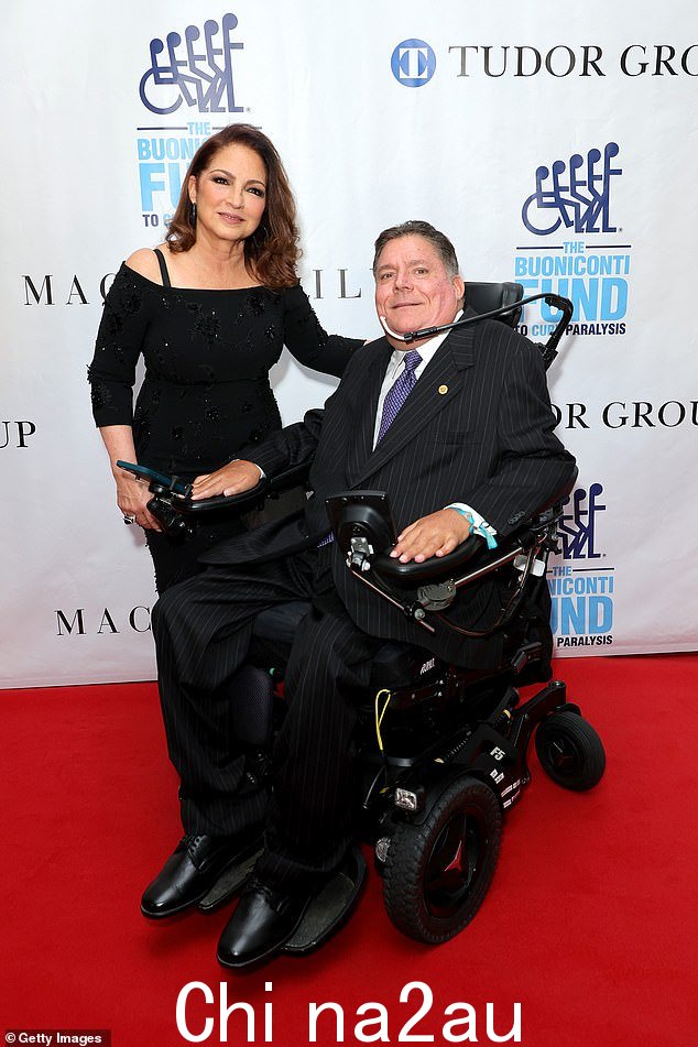 活动前,她与迈阿密项目和 Buoniconti 基金总裁 Marc Buoniconti 合影留念