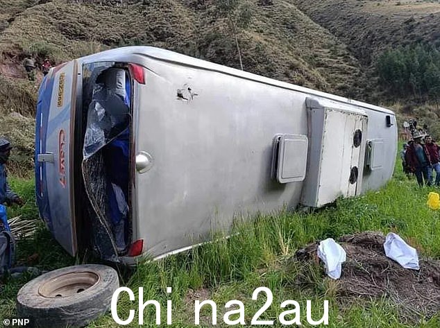 车辆冲出道路并翻滚数次,最后侧翻