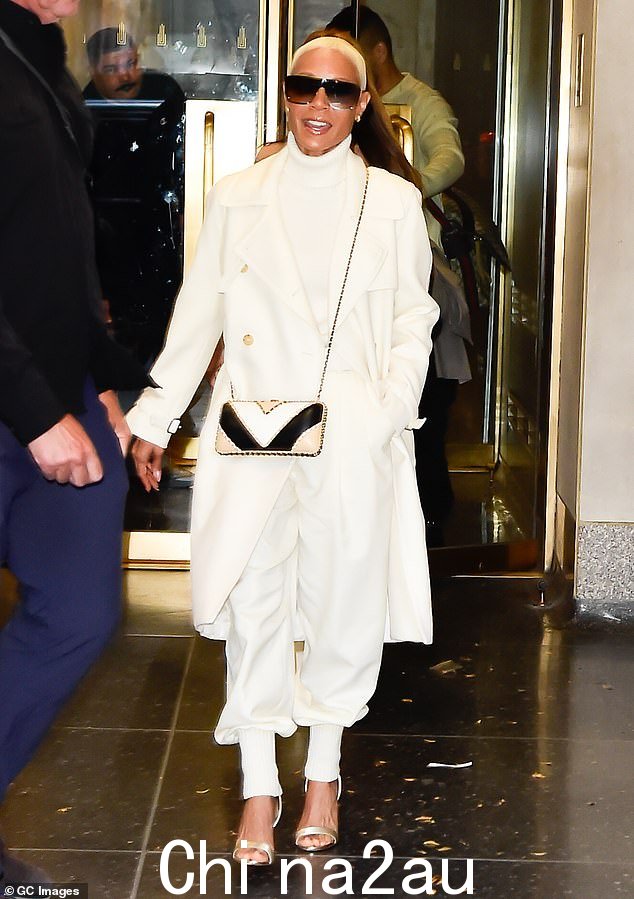 舒适又别致:贾达·萍克特·史密斯 (Jada Pinkett Smith) 亮相后被发现外出周一早上的《今日秀》。这位 52 岁的女演员在现场采访中澄清了她与 55 岁丈夫威尔·史密斯的关系状况后,穿着舒适的全白套装走出来,看起来毫不费力地别致