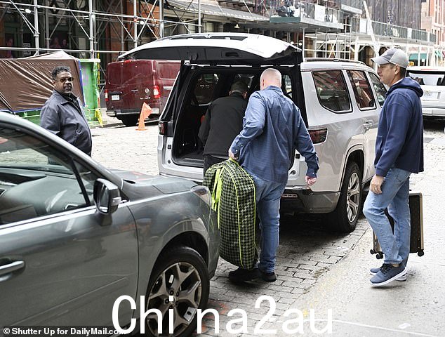 在汽车前往新泽西机场之前,行李中有一个西装袋