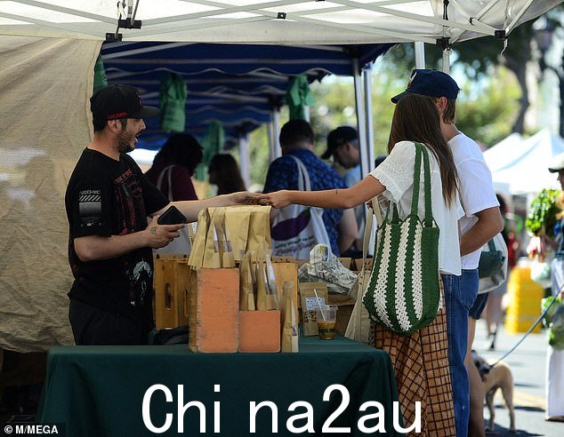 转发:从那时起,他们似乎就把一起出去走走作为优先事项,因为他们都有非常严格的日程安排