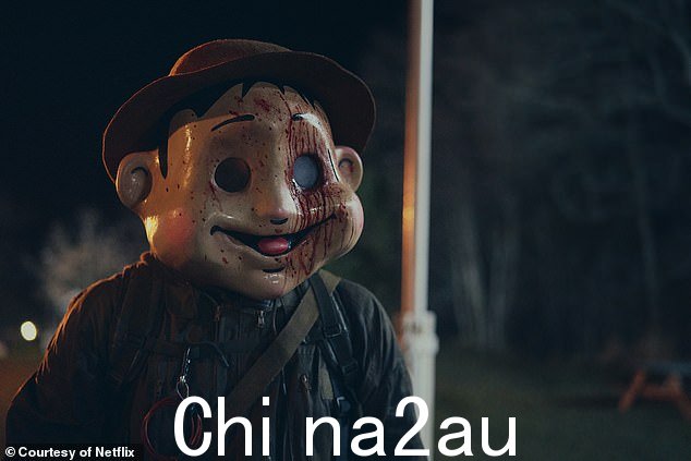 令人毛骨悚然:一个神秘的杀手带着自己的目的出现,并开始一次屠杀一名酒店员工 - 但是,谁将是这群奇怪的员工中的下一个受害者呢?