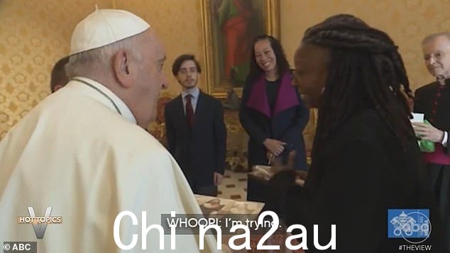 Whoopi 透露教皇方济各要求一些《修女法案》商品,她很高兴地答应了,并向他赠送了一张 DVD 和电影原声带