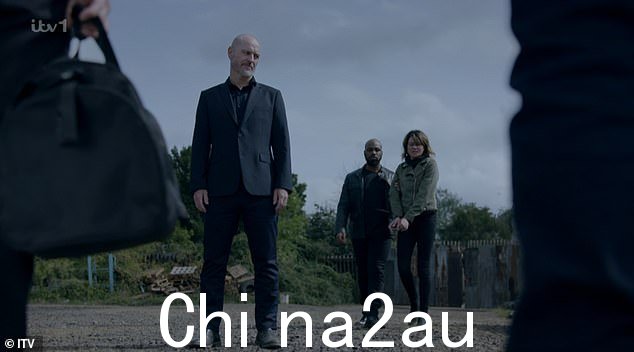 优先事项:很快就发现,亚伦只是来收钱的,当他抓起装有货币的行李袋,然后冲回自己的车时,角色沸腾了