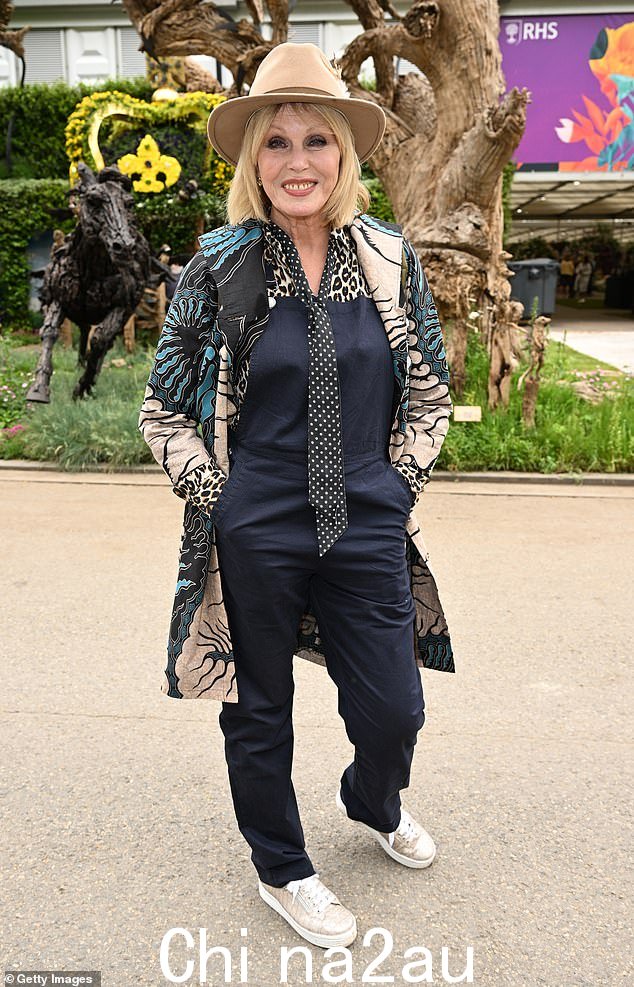 Dame Joanna Lumley(五月拍摄)呼吁停止动物园饲养大象,40 年前,《每日邮报》强调了大象在圈养中的困境