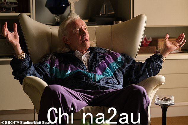 史蒂夫·库根 (Steve Coogan) 在《清算》中饰演吉米·萨维尔 (Jimmy Savile),是在雅典娜精英俱乐部的模型中拍摄的,臭名昭著的儿童虐待者是该俱乐部的成员。库根在该系列中饰演萨维尔