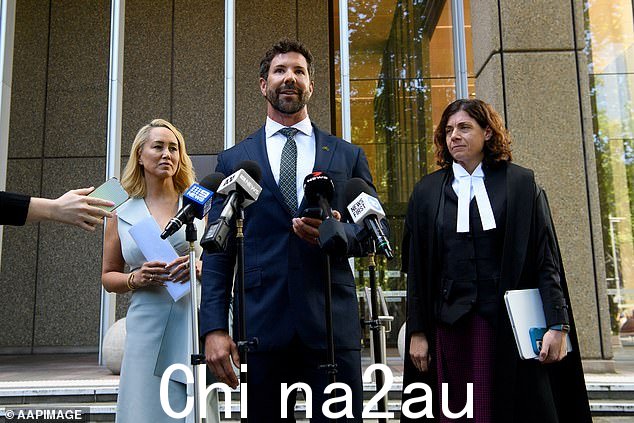 Russell 先生出席了悉尼联邦法院审判的每一分钟,坐在法庭后面,而他的 Giles 女士和 Chrysanthou 女士表示,他感到“受到了侵犯” ' 通过文章
