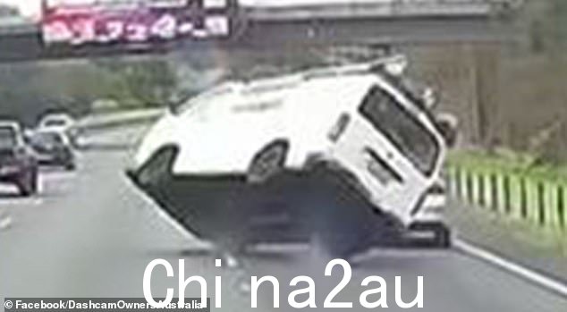 周一中午前,在休姆高速公路北行上,一辆货车在翻转前突然转向(如图所示)的戏剧性时刻,由行车记录仪镜头捕捉到