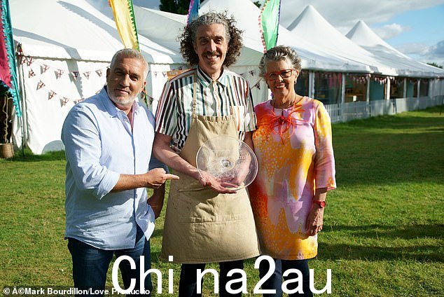 获胜者:朱塞佩(中)赢得 2021 年烘焙比赛,与评委 Paul Hollywood(左)和 Prue Leith(右)合影