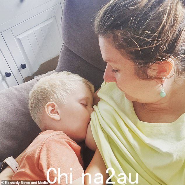 但是玛蒂娜表示,突然停止母乳喂养对她和一月份就满四岁的儿子来说都是“创伤”,并声称哺乳有助于增强母婴关系bond