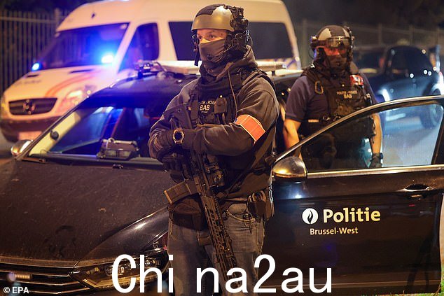 周一晚上,警方封锁了布鲁塞尔博杜安国王体育场周围的区域,球迷准备疏散