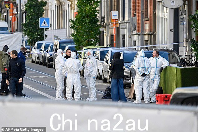 法医警察聚集在布鲁塞尔斯哈尔贝克地区的街道上,疑似枪手阿卜杜萨利姆·拉苏德于周二被枪杀