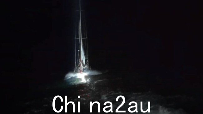 两人在 12 点后获救周一晚上，一艘米级游艇在麦夸里港东北部陷入险境。图片：新南威尔士州海洋救援中心