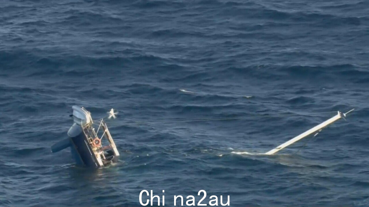 两人从沉没中获救西澳海岸附近的游艇