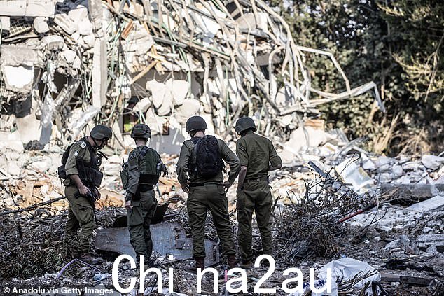 以色列士兵在该地区巡逻,10 月 14 日在贝里看到以色列和巴勒斯坦军队之间的冲突痕迹