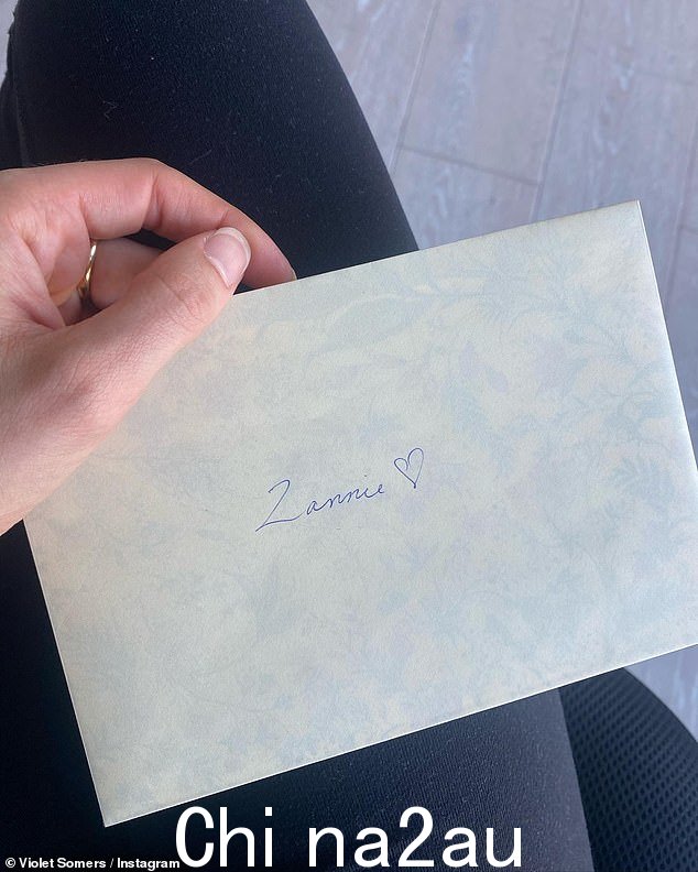 Card:帖子中的最后一张图片是生日贺卡信封的快照,收件人为“Zannie”,带着一颗心
